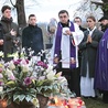 Biskup Roman Pindel i ks. Grzegorz Gruszecki poprowadzili modlitwę na żywieckim cmentarzu.