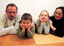 Roman i Iza Kwiatkowscy ze swoimi najmłodszymi dziećmi – Madzią i Karolem.
