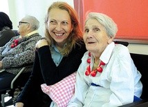 Seniorzy bawili się razem ze swoimi najbliższymi i opiekunami z DPS-u.