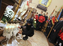 Podczas wyczytywania nazwisk zmarłych strażaków przedstawiciele poszczególnych jednostek OSP przynosili znicze pamięci przed ołtarz, które po Mszy zawieźli na cmentarze