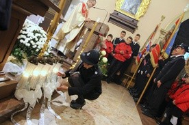 Podczas wyczytywania nazwisk zmarłych strażaków przedstawiciele poszczególnych jednostek OSP przynosili znicze pamięci przed ołtarz, które po Mszy zawieźli na cmentarze