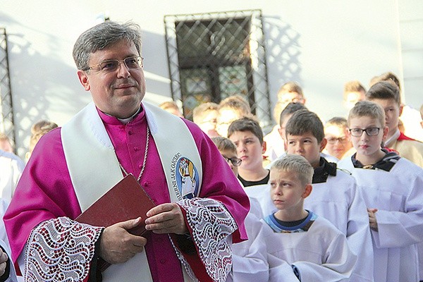 Pielgrzymów przeprowadził przez bramę ks. Jerzy Jurkiewicz, kustosz sądeckiej bazyliki.