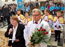 Jadwiga Kozłowska i Ryszard Ciombor witają zaproszonych na jubileuszową uroczystość.