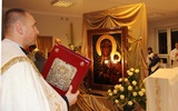 W niedzielę Pani Jasnogórska odwiedziła najmłodszą parafię, w której nawet dekoracja przypominała wzajemne wędrowanie