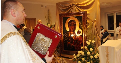 W niedzielę Pani Jasnogórska odwiedziła najmłodszą parafię, w której nawet dekoracja przypominała wzajemne wędrowanie
