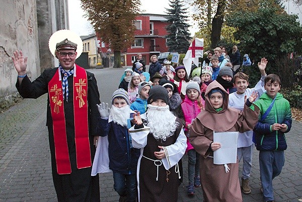 W Bytomiu Odrzańskim Pochód Wszystkich Świętych odbył się po raz pierwszy. – Chcemy dzieciom ułatwić zrozumienie tajemnicy świętych obcowania. Przecież każdy ma swojego świętego patrona, z którym może się identyfikować – wyjaśnia wikariusz ks. Michał Gławdel.