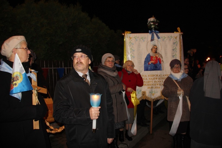 Powitanie ikony MB Częstochowskiej w parafii Niepokalanego Serca NMP w Skierniewicach