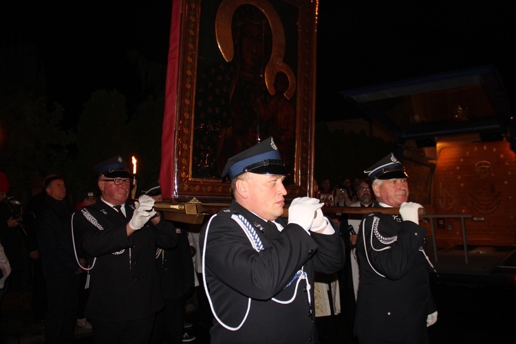 Powitanie ikony MB Częstochowskiej w parafii Niepokalanego Serca NMP w Skierniewicach