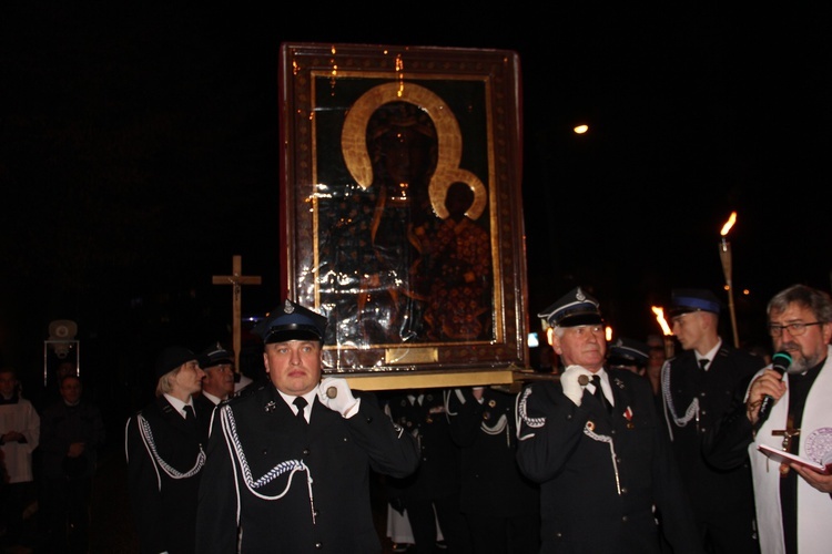 Powitanie ikony MB Częstochowskiej w parafii Niepokalanego Serca NMP w Skierniewicach