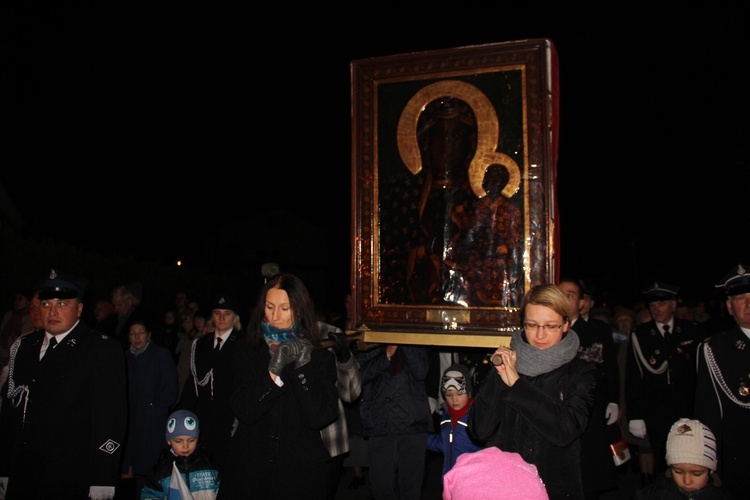 Powitanie ikony MB Częstochowskiej w parafii Niepokalanego Serca NMP w Skierniewicach