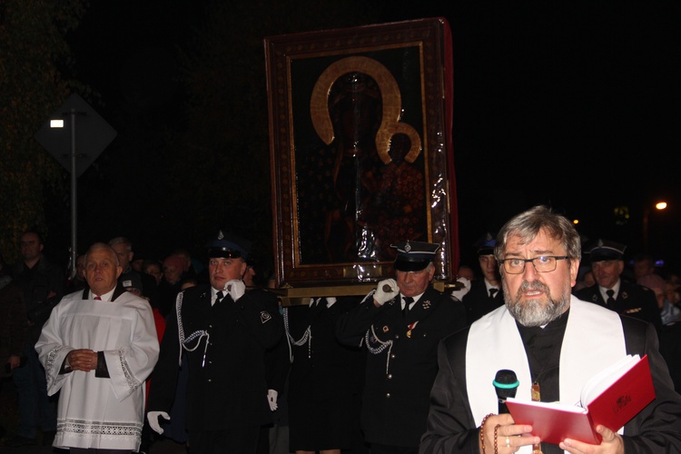 Powitanie ikony MB Częstochowskiej w parafii Niepokalanego Serca NMP w Skierniewicach