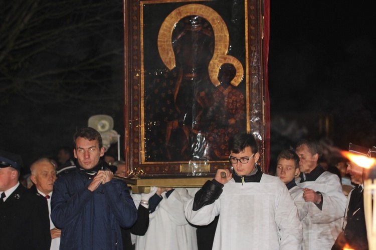 Powitanie ikony MB Częstochowskiej w parafii Niepokalanego Serca NMP w Skierniewicach