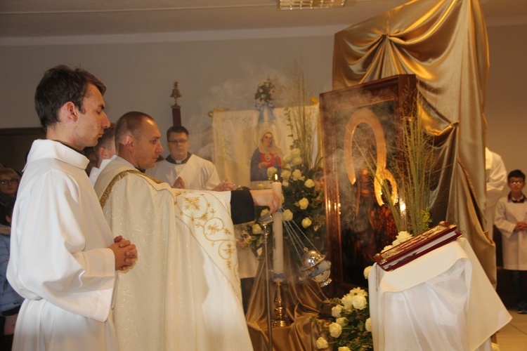 Powitanie ikony MB Częstochowskiej w parafii Niepokalanego Serca NMP w Skierniewicach