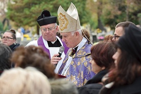 Biskup Ignacy w czasie procesji na cmentarzu świdnickim.