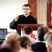 Ks. Krzysztof Kralka, mówiąc do kapłanów, opowiadał  o swoim nawróceniu.