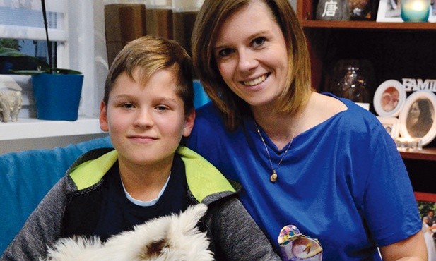 Mama z synem. W rękach pani Hanny pierwsza proteza Jasia. 