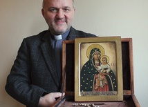 Ks. Robert Więcek SJ z ikoną przygotowaną  do peregrynacji.