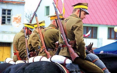 Przebrani w mundury z epoki członkowie grup rekonstrukcyjnych towarzyszą uroczystościom rocznicowym w większości polskich miast. Na zdjęciu: ułani podczas ubiegłorocznych obchodów święta 11 Listopada w Chobieni.