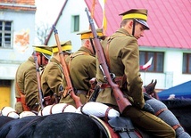 Przebrani w mundury z epoki członkowie grup rekonstrukcyjnych towarzyszą uroczystościom rocznicowym w większości polskich miast. Na zdjęciu: ułani podczas ubiegłorocznych obchodów święta 11 Listopada w Chobieni.