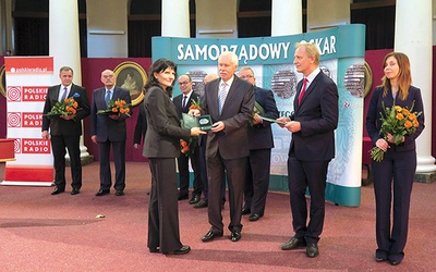Nagrodę z rąk przewodniczącego Ligi Krajowej Tadeusza Wrony odebrała Małgorzata Drętkiewicz, żona zmarłego.