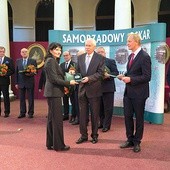 Nagrodę z rąk przewodniczącego Ligi Krajowej Tadeusza Wrony odebrała Małgorzata Drętkiewicz, żona zmarłego.