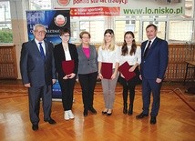 Nagrodzone uczennice wraz z fundatorami stypendiów  oraz dyrektorem niżańskiego LO.