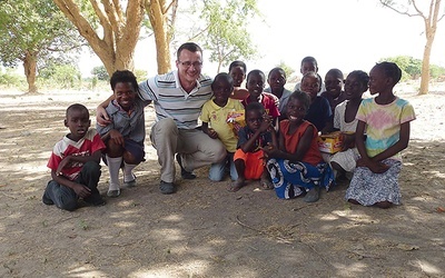 Ks. Andrzej ze swoimi zambijskimi parafianami.