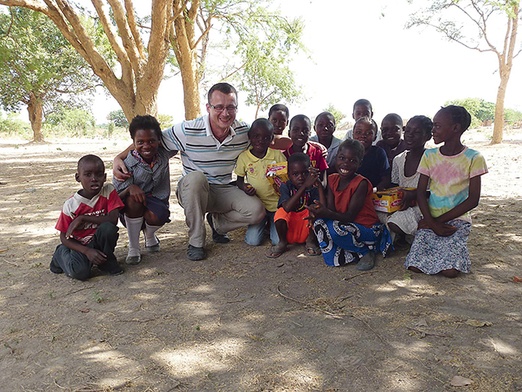 Ks. Andrzej ze swoimi zambijskimi parafianami.