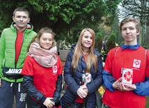 Koszalin, 1 listopada: Kacper Majewski, Jagoda Gąsiorek, Wiktoria Stalińska i Grzegorz Rybka – wolontariusze Caritas podczas zbiórki na cmentarzu w ramach akcji „Zapałka nie ogrzeje”.