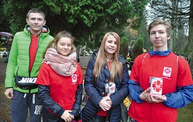 Koszalin, 1 listopada: Kacper Majewski, Jagoda Gąsiorek, Wiktoria Stalińska i Grzegorz Rybka – wolontariusze Caritas podczas zbiórki na cmentarzu w ramach akcji „Zapałka nie ogrzeje”.