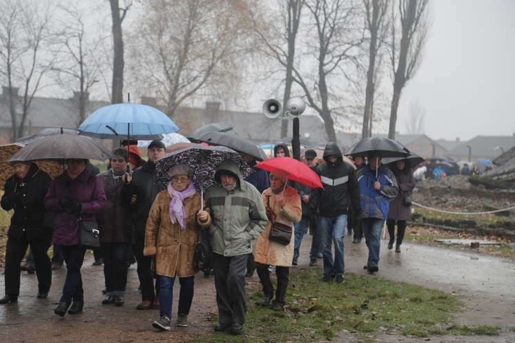 Z krzyżem przez były obóz zagłady Birkenau