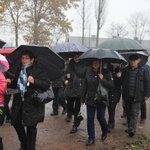 Z krzyżem przez były obóz zagłady Birkenau