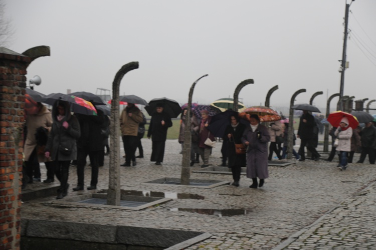 Z krzyżem przez były obóz zagłady Birkenau