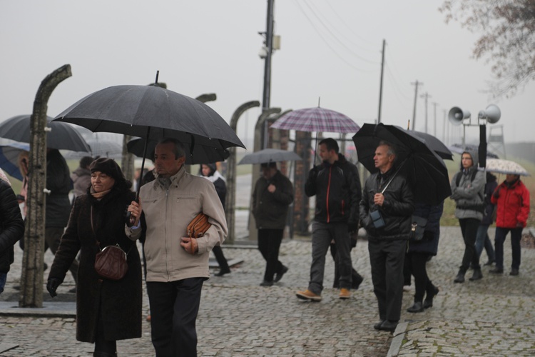 Z krzyżem przez były obóz zagłady Birkenau