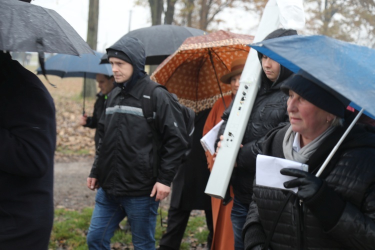 Z krzyżem przez były obóz zagłady Birkenau