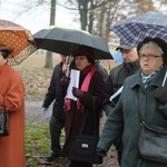 Z krzyżem przez były obóz zagłady Birkenau