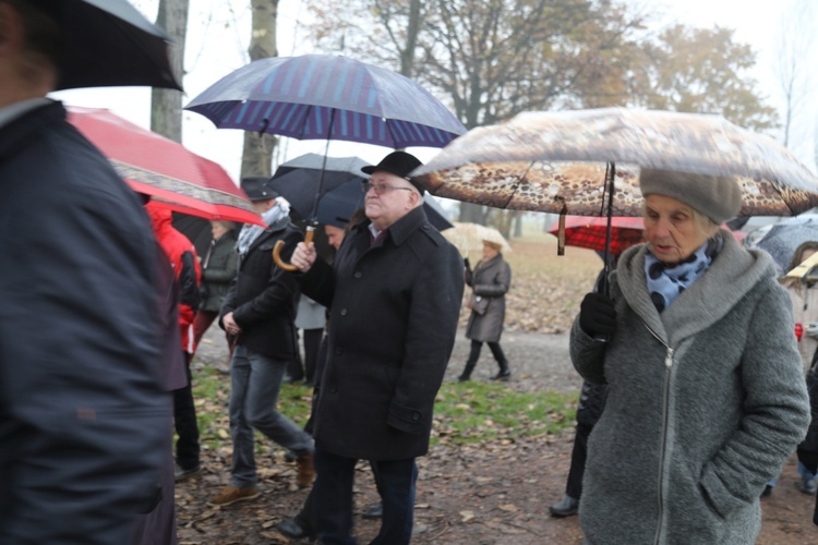 Z krzyżem przez były obóz zagłady Birkenau