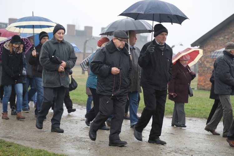 Z krzyżem przez były obóz zagłady Birkenau