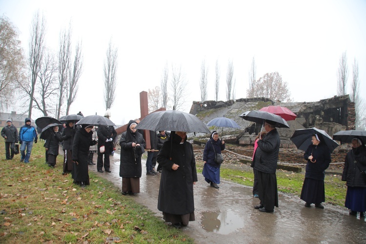 Z krzyżem przez były obóz zagłady Birkenau