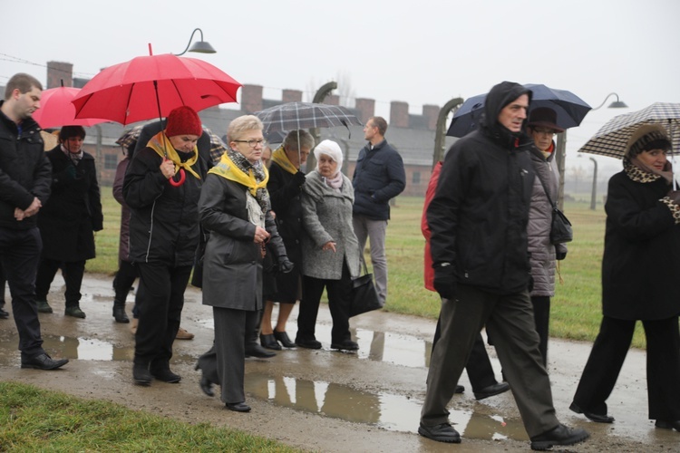 Z krzyżem przez były obóz zagłady Birkenau