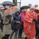 Z krzyżem przez były obóz zagłady Birkenau