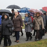 Z krzyżem przez były obóz zagłady Birkenau