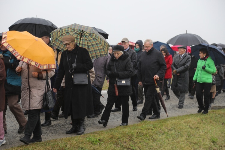 Z krzyżem przez były obóz zagłady Birkenau