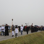 Z krzyżem przez były obóz zagłady Birkenau