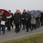 Z krzyżem przez były obóz zagłady Birkenau