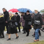 Z krzyżem przez były obóz zagłady Birkenau