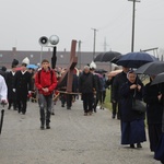 Z krzyżem przez były obóz zagłady Birkenau