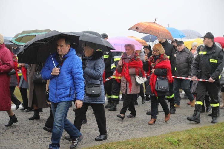 Z krzyżem przez były obóz zagłady Birkenau