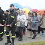 Z krzyżem przez były obóz zagłady Birkenau