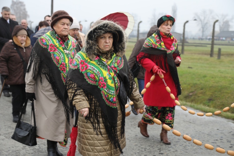 Z krzyżem przez były obóz zagłady Birkenau